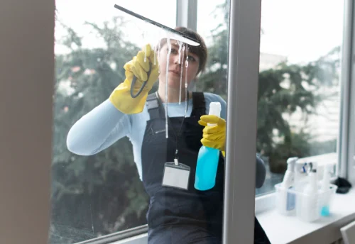Nettoyage de vitres intérieures et extérieures à Cornil
